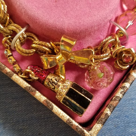 💄💋Betsey Johnson RARE & HARD TO FIND Lipstick Charm Bracelet - NWT&B💋💄 - Picture 7 of 15